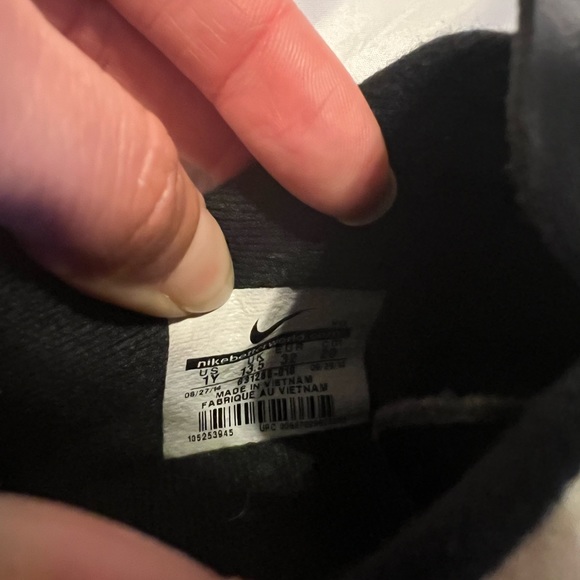 Nike Cleats Shoes for Boys - Picture 3 of 7